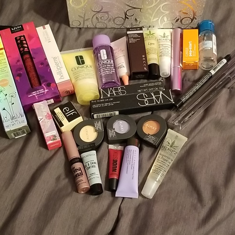 25+ Makeup and Skincare Bundle